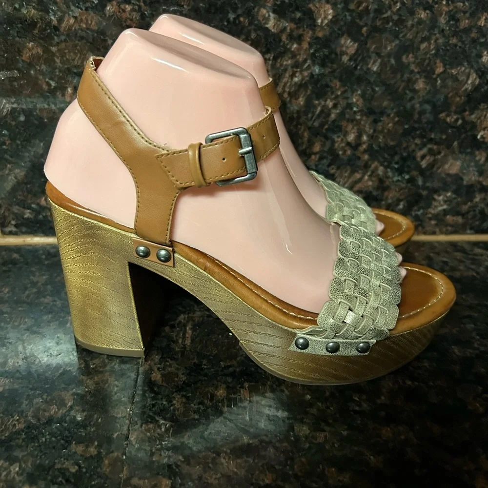 indigo rd. Daft Wooden Platform Heels 7.5